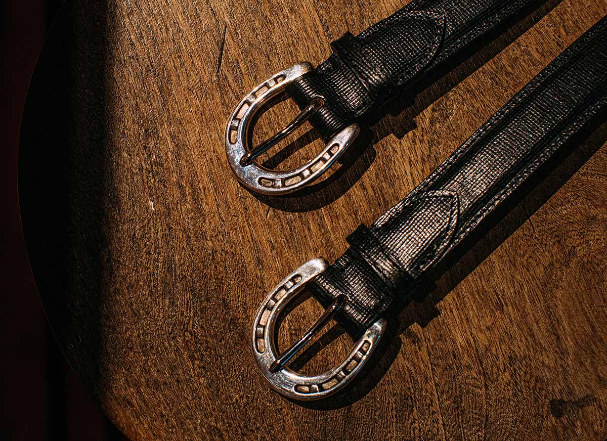熟練の銀細工師が手掛けた英国製シルバーバックル | FRAME 熟練の銀細工師が手掛けた英国製シルバーバックル | FRAME